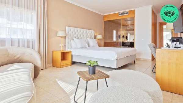 Juniorsuite con zona de estar en el Hotel Barcarola