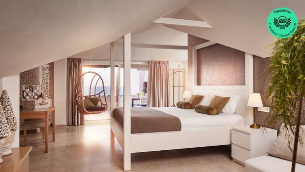 Silla colgante y balcón en suite de lujo en el Hotel Barcarola