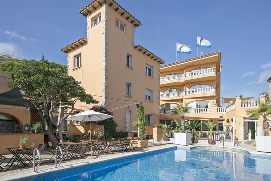 swimming pool and terrace - Van der Valk Hotel Barcarola
