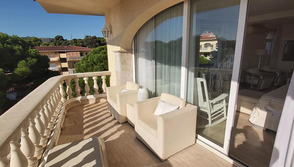 Suite junior avec balcon et vue sur la piscine