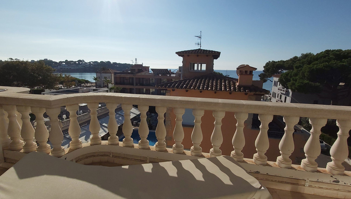 Suite junior avec balcon et vue sur la piscine
