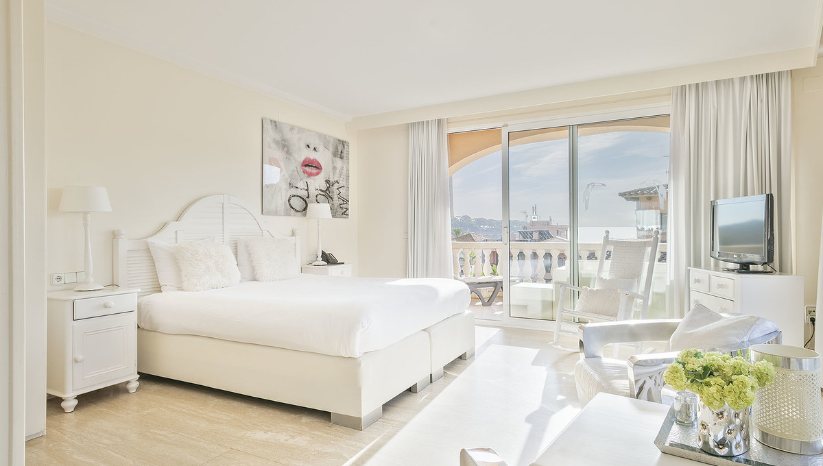 Junior suite with poolview