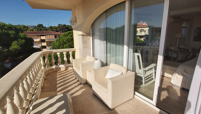 Junior suite met balkon en pool view