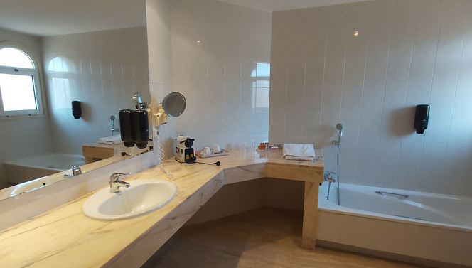 Chambre de luxe avec balcon et vue sur la piscine