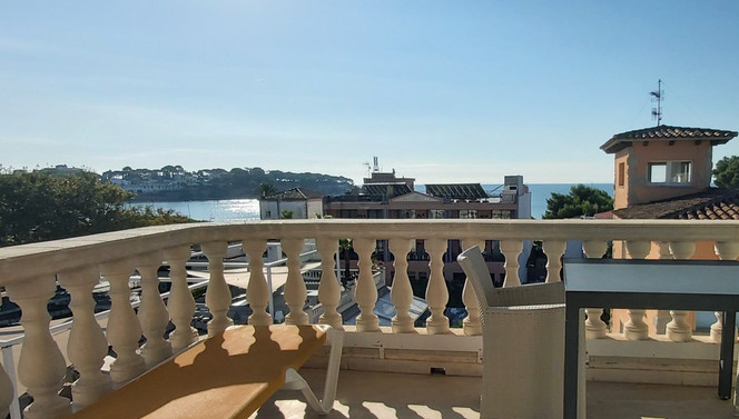 Habitació de luxe amb balcó i vista a la piscina