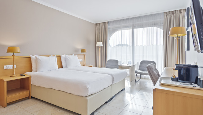 Chambre de luxe avec balcon et vue sur la piscine