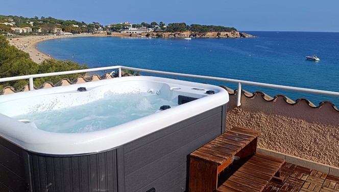 Terrasse mit Meerblick und Jacuzzi