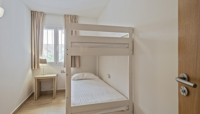 Dormitorio con camas literas