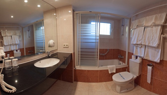 Badkamer - Van der Valk Hotel Barcarola
