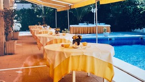 Terras bij het zwembad rond 1990