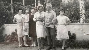 Oom Vincent en tante Maria met medewerkers