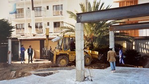 Bouw van het zwembad in 1985