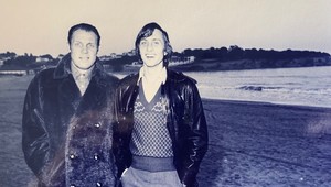Rinus Michels en Johan Cruyff op het strand rond 1975